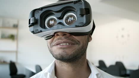 Vorderansicht-Eines-Lächelnden-Mannes,-Der-Eine-Neue-VR-Brille-Erlebt